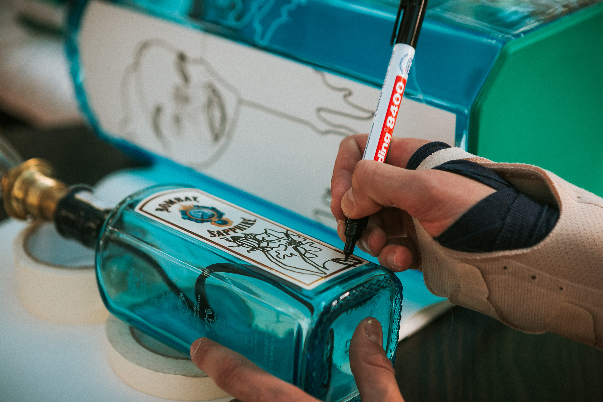 Darwin Stapel studio for visual concepts; one line illustration; onelineillustration; Graphic Designer; Corporate Design; Bombay Sapphire; Canvas Bar;