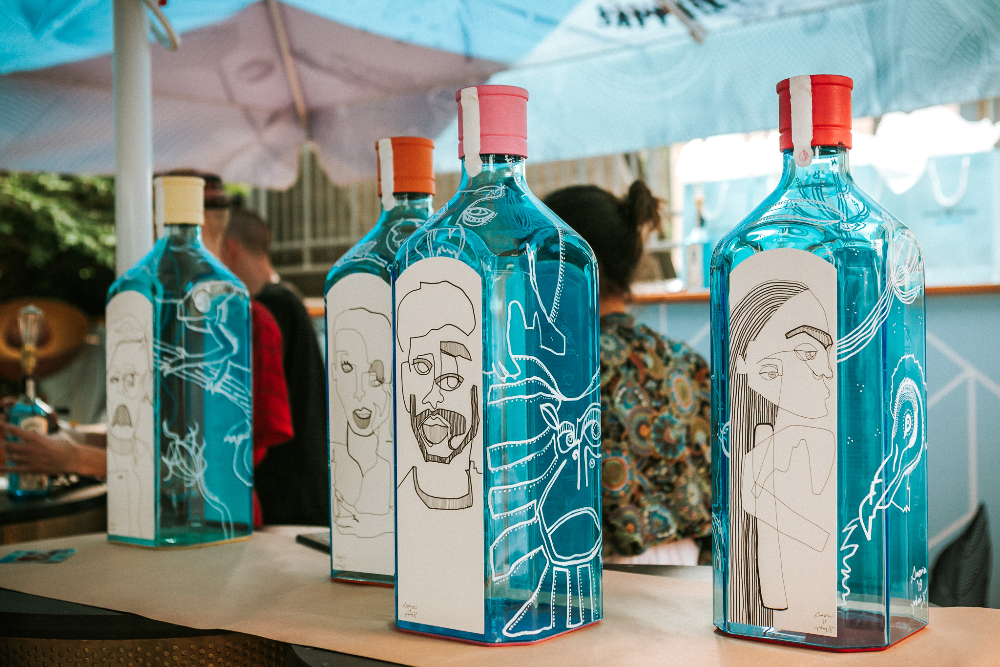 Darwin Stapel studio for visual concepts; one line illustration; onelineillustration; Graphic Designer; Corporate Design; Bombay Sapphire; Canvas Bar;